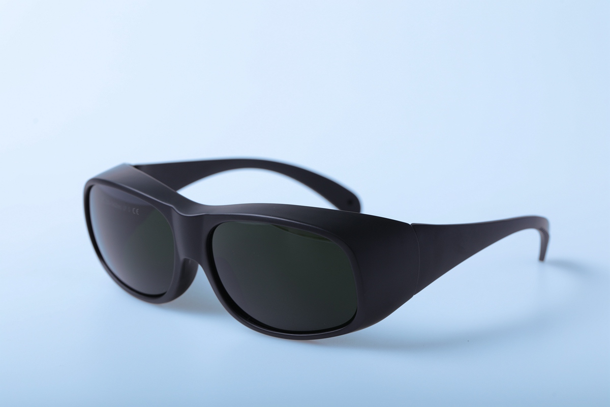 ما هي أنواع النظارات المتوفرة للحماية غير المرئية من الليزر؟