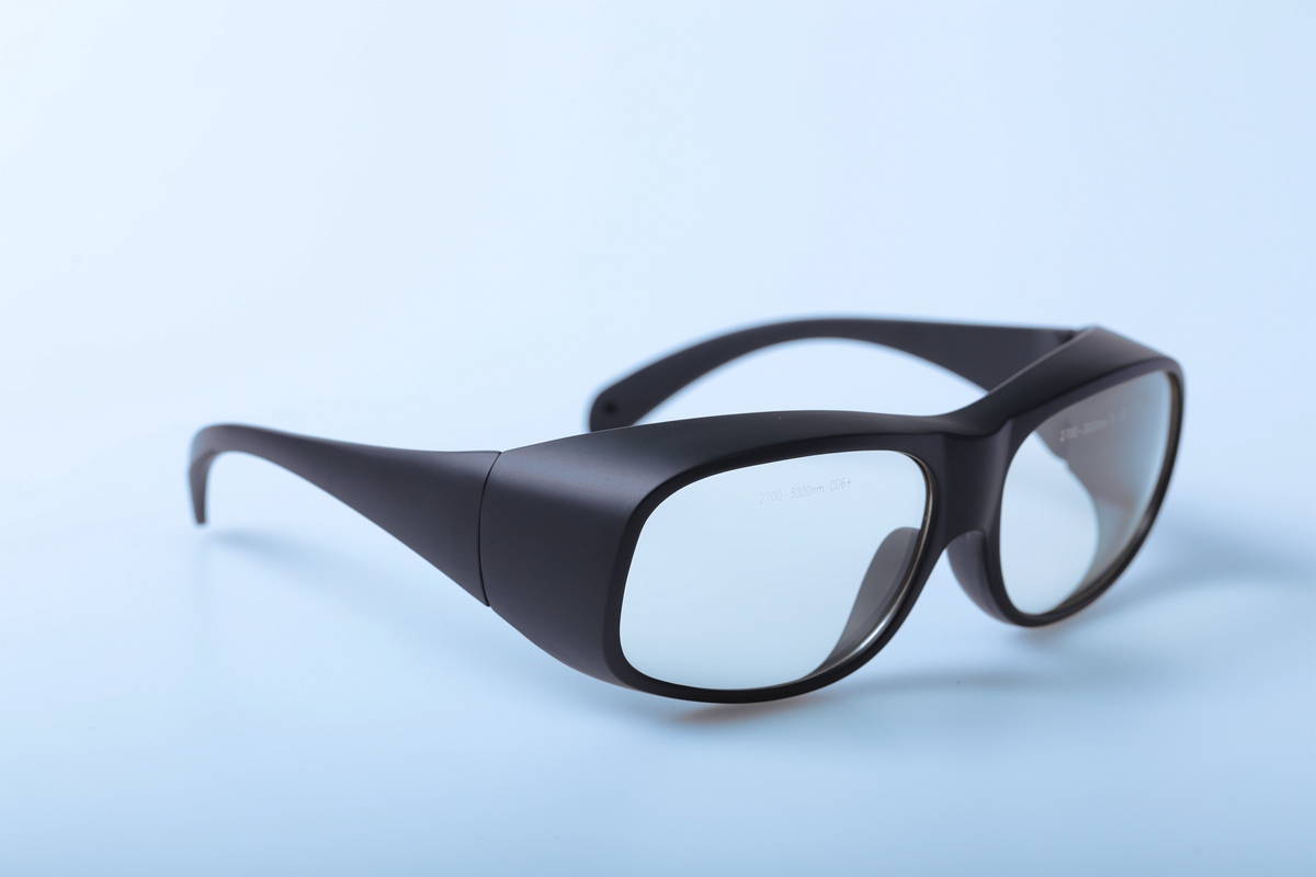 كيف تحمي نظارات السلامة بالليزر عينيك أثناء الاستخدام؟