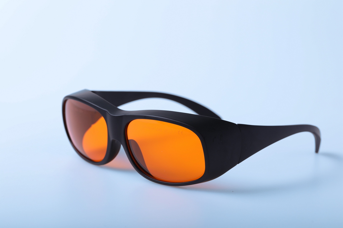 كيف تحمي عينيك من الليزر الأخضر؟