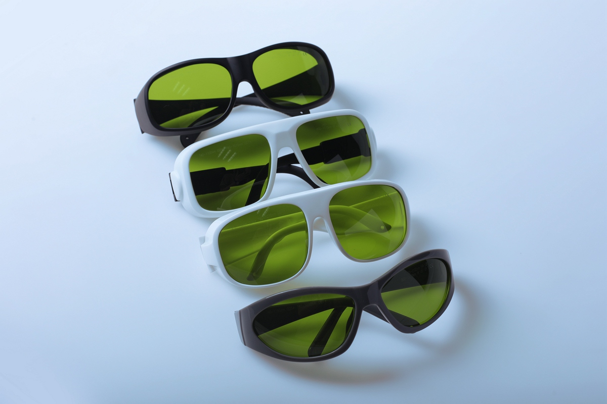 كيف يمكننا حماية أعيننا من الليزر الأخضر؟