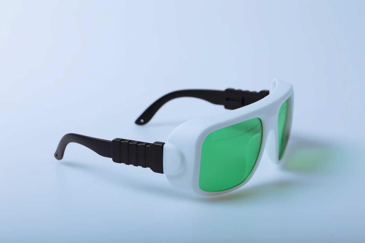 هل تحتاج دائمًا إلى ارتداء نظارات السلامة لاستخدام الليزر؟