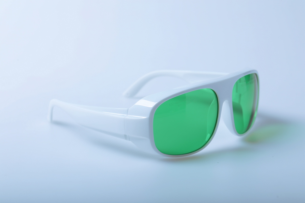 ماذا يعني 'nm ' على نظارات السلامة بالليزر؟