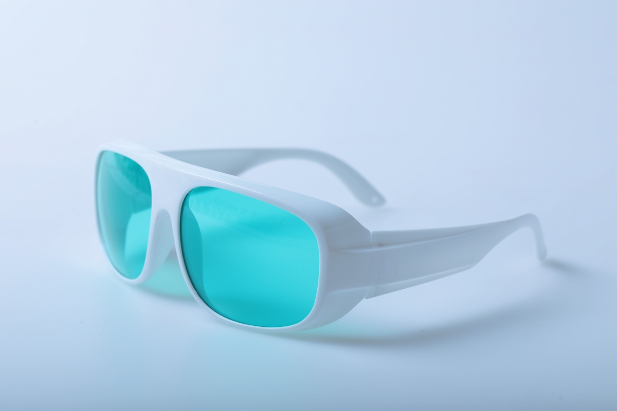 ما هي نظارات السلامة الليزرية الحمراء؟